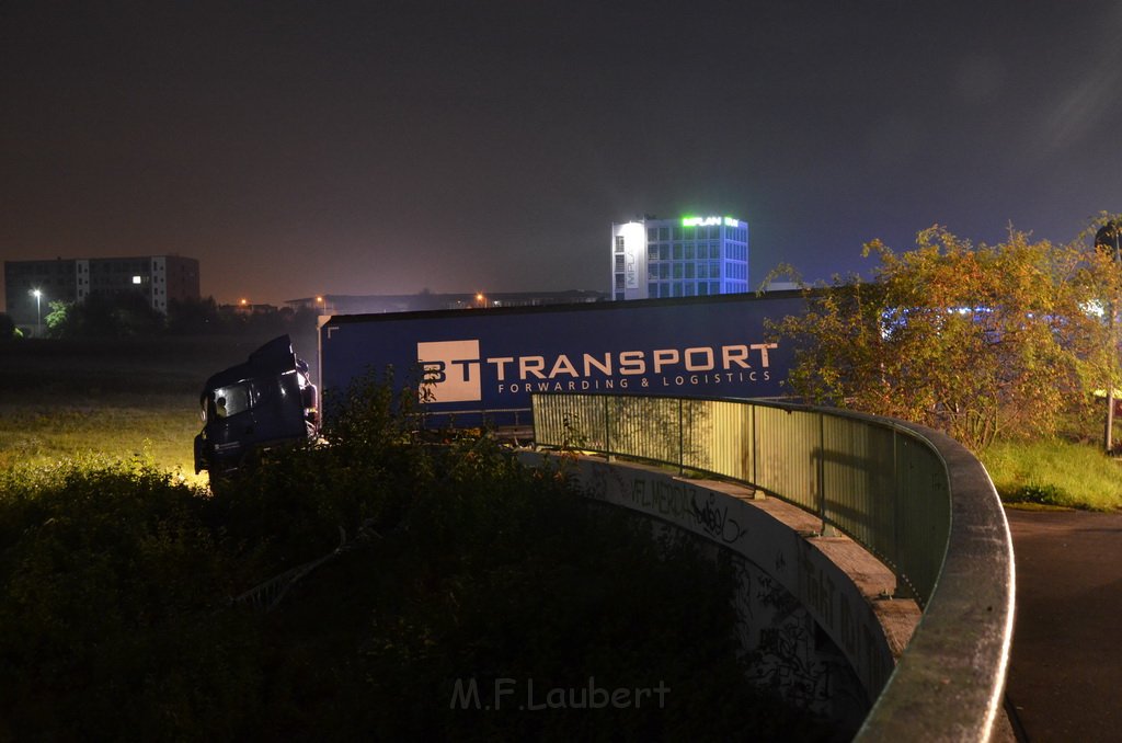 VU LKW umgestuerzt Feldkassel Industriestr Robert Boschstr P231.JPG